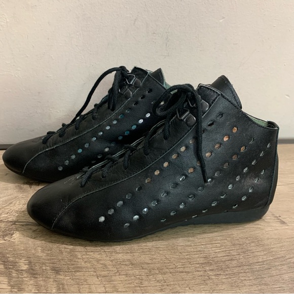 Candie's Shoes - VINTAGE 90s Women's CANDIES Black LASER CUT Flat POINTY Toe ANKLE BOOTIES  8